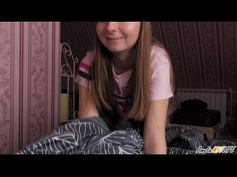 ❤️ Blondina îi suge adânc prietenei ei și primește spermă în gură ❤️  at ro.amourpassionfever.ru ️❤